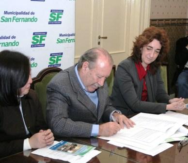 El Intendente de San Fernando, Osvaldo Amieiro y la Directora de la Oficina Nacional de Innovación de Gestión de la Jefatura de Gabinete de Ministros de la Nación, Violeta Nagase firmaron la Primera Carta Compromiso con el Ciudadano. El Intendente de San Fernando, Osvaldo Amieiro y la Directora de la Oficina Nacional de Innovación de Gestión de la Jefatura de Gabinete de Ministros de la Nación, Violeta Nagase firmaron la Primera Carta Compromiso con el Ciudadano.