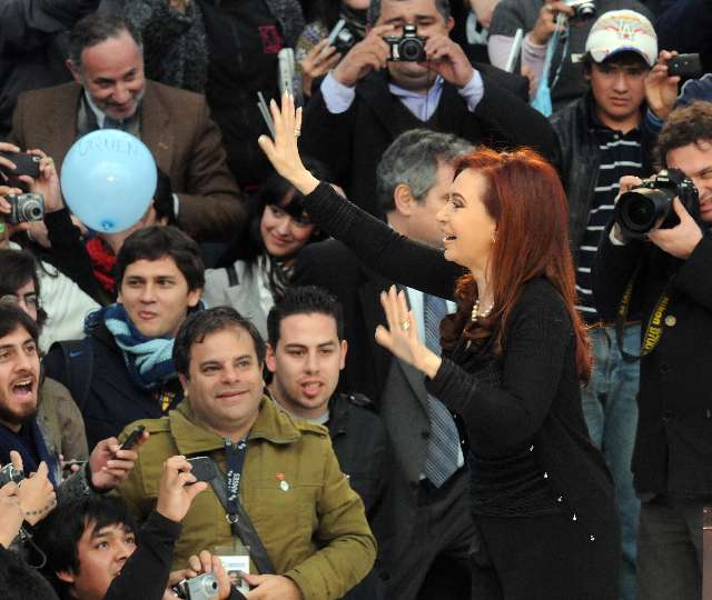 Cristina Fernández entregó la netbook un millón en Tecnópolis Cristina Fernández entregó la netbook un millón en Tecnópolis