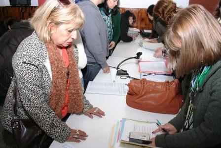 Amieiro compartió la firma de 85 escrituras con vecinos y vecinas de diferentes barrios - Trámite Amieiro compartió la firma de 85 escrituras con vecinos y vecinas de diferentes barrios - Trámite