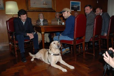 Gustavo Posse entregó la primera credencial de perro de asistencia Gustavo Posse entregó la primera credencial de perro de asistencia