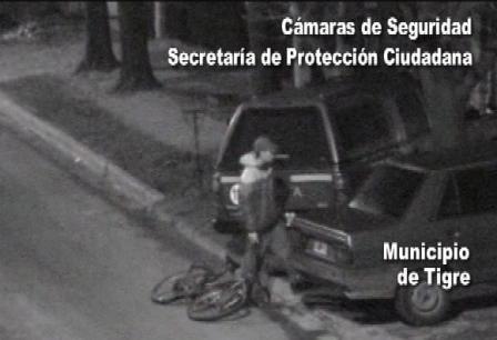 Intentaba robar autos pero cayó atrapado por las cámaras Intentaba robar autos pero cayó atrapado por las cámaras