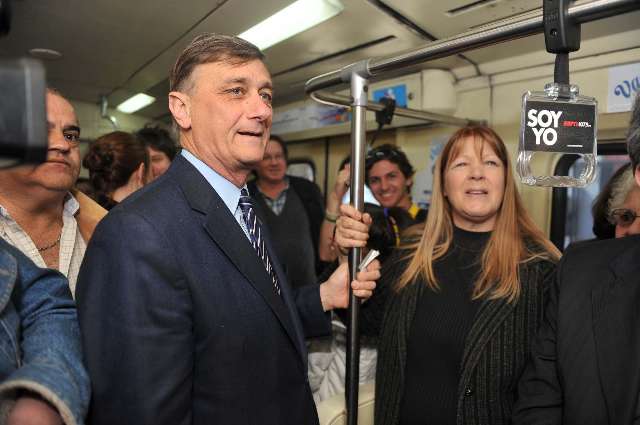 Binner se reencontró con una prima, viajó en tren, comió pochoclos y firmó compromiso ambiental
Binner se reencontró con una prima, viajó en tren, comió pochoclos y firmó compromiso ambiental