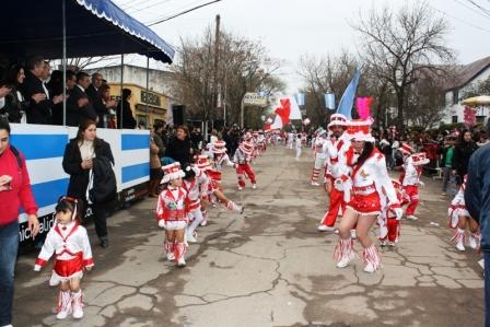 Ingeniero Maschwitz celebró su aniversario con desfile cívico militar y los shows de Manuel Wirzt y el Bahiano