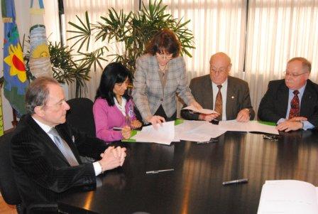 el Intendente Municipal de Vicente López, Enrique García, y Viviam Perrone, como presidenta de la Asociación Civil Madres del Dolor, firmaron el convenio el Intendente Municipal de Vicente López, Enrique García, y Viviam Perrone, como presidenta de la Asociación Civil Madres del Dolor, firmaron el convenio