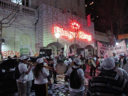 Ruidosa protesta en las puertas del bingo de San Fernando para reclamar aumento salarial Ruidosa protesta en las puertas del bingo de San Fernando para reclamar aumento salarial