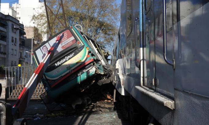 Nueve muertos y más de 200 heridos al chocar dos trenes y un colectivo en Flores