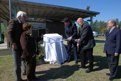El descubrimiento del monolito que recuerda el comienza de las obras de la defensa costera El descubrimiento del monolito que recuerda el comienza de las obras de la defensa costera