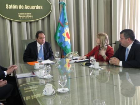El gobernador Daniel Scioli, la ministra de Infraestructura Cristina Álvarez Rodríguez y el Administrador General del Instituto de la Vivienda bonaerense (IVBA), Gustavo Aguilera El gobernador Daniel Scioli, la ministra de Infraestructura Cristina Álvarez Rodríguez y el Administrador General del Instituto de la Vivienda bonaerense (IVBA), Gustavo Aguilera