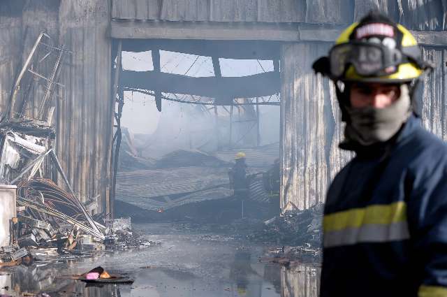 Un incendio destruyó un depósito de telefonía celular en El Talar