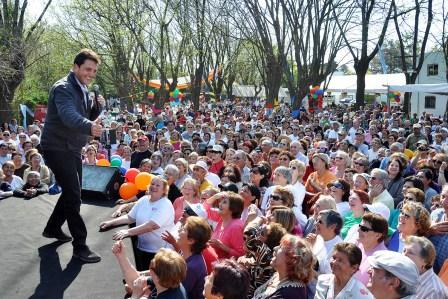 Con la presencia de Sergio Massa, más de 4.500 jubilados de todas las localidades del distrito vivieron su día Con la presencia de Sergio Massa, más de 4.500 jubilados de todas las localidades del distrito vivieron su día