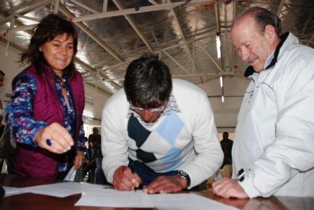El Intendente de San Fernando, Osvaldo Amieiro, y la Secretaria de Desarrollo Rural y Agricultura Familiar del Ministerio de Agricultura, Ganadería y Pesca de la Nación, Carla Campos Bilbao El Intendente de San Fernando, Osvaldo Amieiro, y la Secretaria de Desarrollo Rural y Agricultura Familiar del Ministerio de Agricultura, Ganadería y Pesca de la Nación, Carla Campos Bilbao