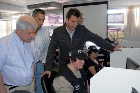 Andreotti en una recorrida junto a Sergio Massa, por el Centro de Operaciones de Tigre Andreotti en una recorrida junto a Sergio Massa, por el Centro de Operaciones de Tigre