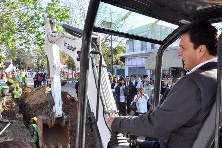 Massa arrancó la construcción de las cloacas en Gral. Pacheco Massa arrancó la construcción de las cloacas en Gral. Pacheco