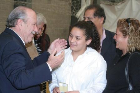 El Intendente de San Fernando, Osvaldo Amieiro, encabezó la entrega de lentes a 375 chicos El Intendente de San Fernando, Osvaldo Amieiro, encabezó la entrega de lentes a 375 chicos