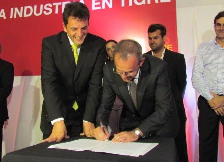 Sergio Massa y Enrique Alemañy firman convenio Sergio Massa y Enrique Alemañy firman convenio
