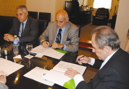 Firmaron el convenio con el intendentre García, el rector de la universidad licenciado Aníbal Jozami, y el vicerrector de la misma casa de estudios, licenciado Martin Kauffman Firmaron el convenio con el intendentre García, el rector de la universidad licenciado Aníbal Jozami, y el vicerrector de la misma casa de estudios, licenciado Martin Kauffman
