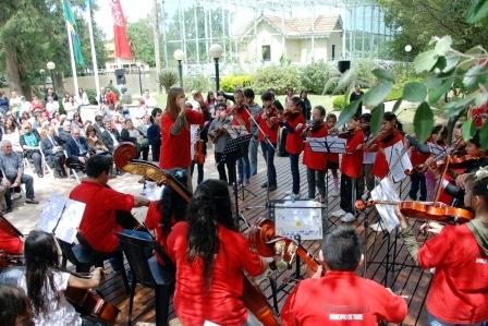 Con el marco del acompañamiento de temas musicales ejecutados por la Orquesta Escuela de Tigre Con el marco del acompañamiento de temas musicales ejecutados por la Orquesta Escuela de Tigre