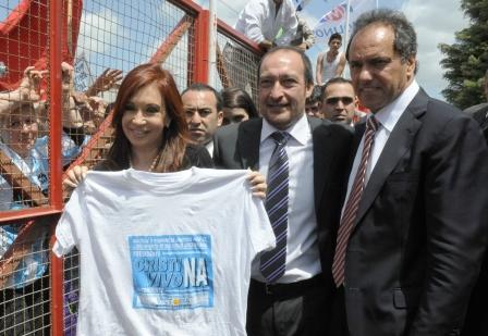 Cristina junto a Scioli y Vivona en Malvinas Argentinas Cristina junto a Scioli y Vivona en Malvinas Argentinas