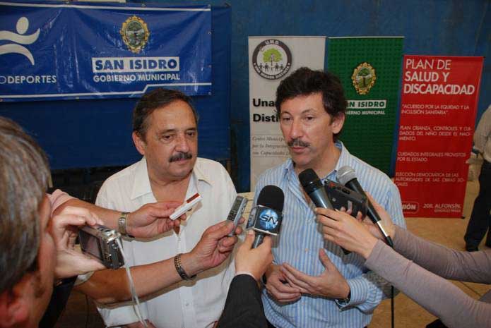 El diputado Alfonsín y Posse dialogando con el periodismo El diputado Alfonsín y Posse dialogando con el periodismo