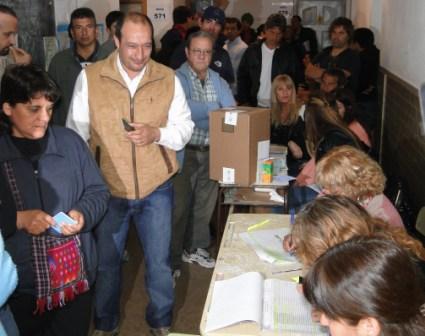 El candidato a intendente de Malvinas Argentinas por el Frente para la Victoria, Luis Vivona, emitió su voto.
