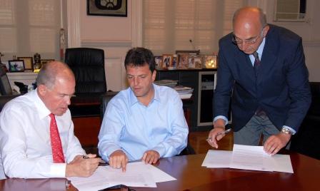 Sergio Massa, intendente de Tigre, junto con Gerardo Werthein, presidente del Comité Olímpico Argentino, y autoridades de la Federación Internacional de Remo. Sergio Massa, intendente de Tigre, junto con Gerardo Werthein, presidente del Comité Olímpico Argentino, y autoridades de la Federación Internacional de Remo.
