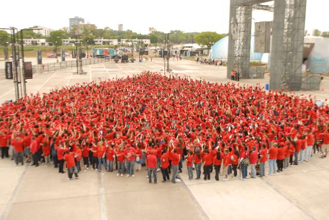 Alumnos de cinco provincias formaron en Tecnópolis la gota de sangre más grande del mundo para llegar al Guiness Alumnos de cinco provincias formaron en Tecnópolis la gota de sangre más grande del mundo para llegar al Guiness