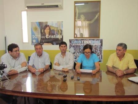 Estuvieron presentes en la conferencia de prensa los ediles Augusto Briceño, Alberto Esteban, Fernando Coronel, Viviana Nocito y Luis Giménez Estuvieron presentes en la conferencia de prensa los ediles Augusto Briceño, Alberto Esteban, Fernando Coronel, Viviana Nocito y Luis Giménez