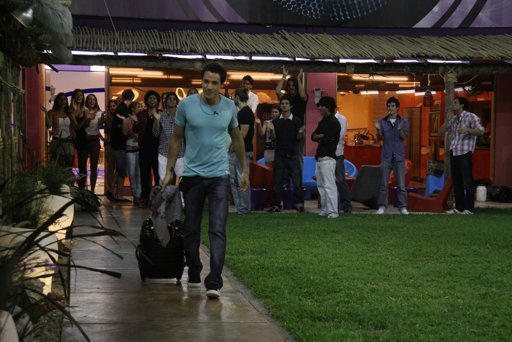 En medio de conflictos y peleas, Ezequiel terminó afuera de En medio de conflictos y peleas, Ezequiel terminó afuera de