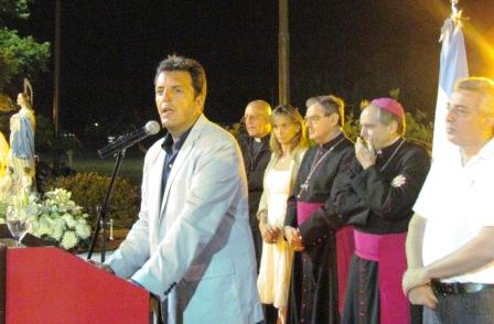 Massa habla ante los vecinos que acompañaron la procesión