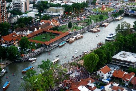 Vista panoramica del multitudinario festejo por el Día de la Virgen en Tigre
