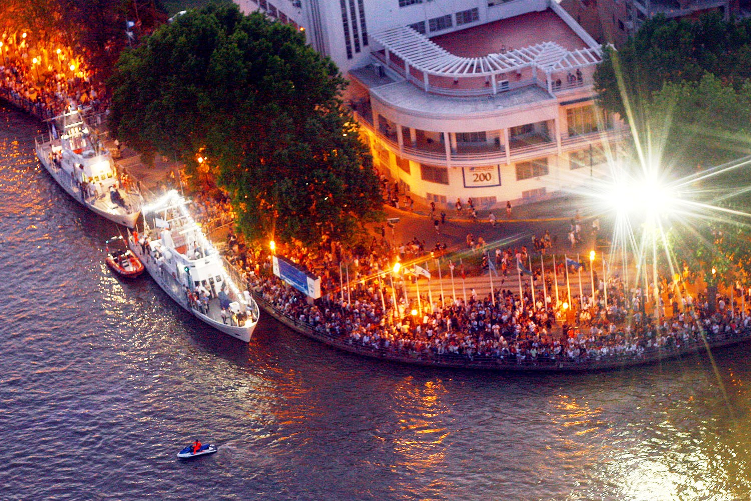 Vista panoramica del multitudinario festejo por el Día de la Virgen en Tigre
