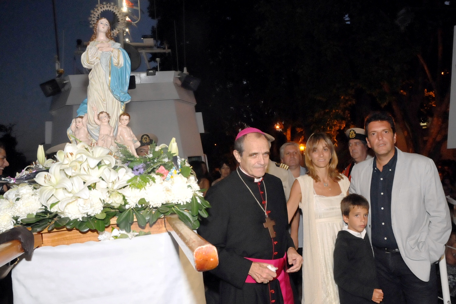 Casaretto, Sergio Massa y Malena Galmarini en el guardacosta junto a la imagen de la Virgen