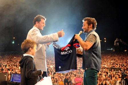 Diego Torres y Sergio Massa en el multitudinario festejo por el Día de la Virgen en Tigre
