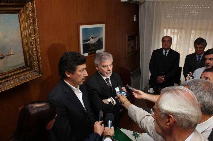 El intendente Posse y el ing. Cristiani dialogando con el periodismo El intendente Posse y el ing. Cristiani dialogando con el periodismo