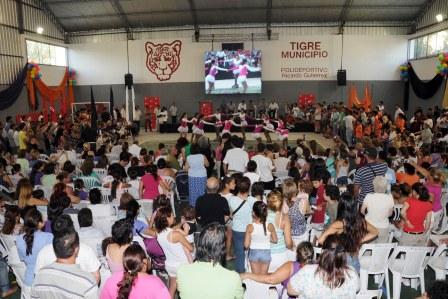 Massa y Riquelme inauguraron un nuevo polideportivo en Don Torcuato Massa y Riquelme inauguraron un nuevo polideportivo en Don Torcuato