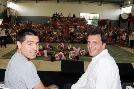 Massa y Riquelme inauguraron un nuevo polideportivo en Don Torcuato Massa y Riquelme inauguraron un nuevo polideportivo en Don Torcuato