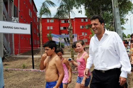 Massa recorrió las obras de remodelación del barrio San Pablo Massa recorrió las obras de remodelación del barrio San Pablo