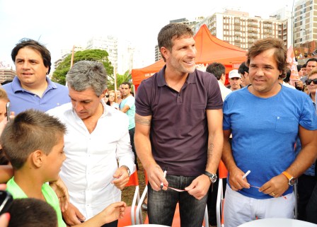 Martín Palermo y Alberto Pérez entregaron pulseras para ubicar a chicos perdidos en las playas Martín Palermo y Alberto Pérez entregaron pulseras para ubicar a chicos perdidos en las playas