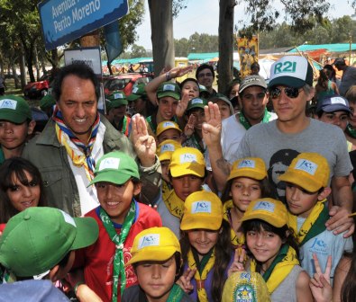 Scioli y Charly Alberti por los scouts como “guardianes ambientales”. Scioli y Charly Alberti por los scouts como “guardianes ambientales”.
