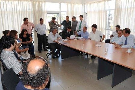 Municipio, vecinos y AySA firmaron acuerdo por la falta de agua en Rincón
