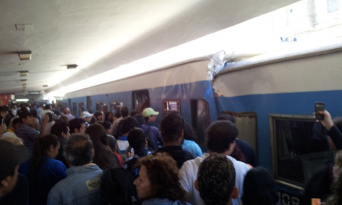 Al menos 250 heridos por accidente ferroviario en estación de Once Al menos 250 heridos por accidente ferroviario en estación de Once