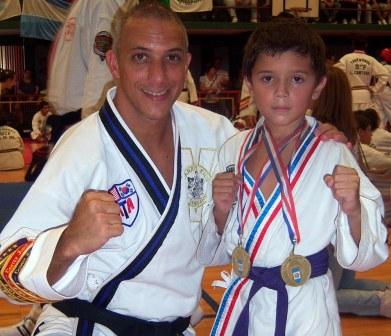 Vladislao Thaiel Kossak, de apenas 8 años, participó del primer torneo regional en Corrientes y obtuvo el primer puesto en categorías Sparring y Fórmula Vladislao Thaiel Kossak, de apenas 8 años, participó del primer torneo regional en Corrientes y obtuvo el primer puesto en categorías Sparring y Fórmula
