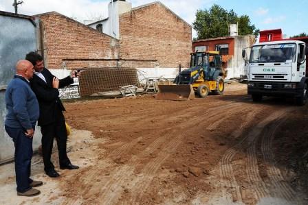 Antonio Grandoni y Carlos vittor observan los trabajos de relleno y apuntalamiento realizados por la municipalidad Antonio Grandoni y Carlos vittor observan los trabajos de relleno y apuntalamiento realizados por la municipalidad