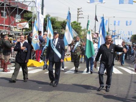 Ex combatientes de Malvinas desfilan por Avenida Avellaneda