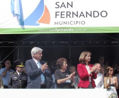 El Intendente de San Fernando junto a la medre de un ex combatiente fallecido en  el palco oficial