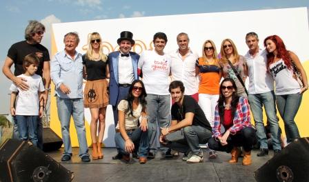 El intendente de Vicente López, Jorge Macri, junto a Natalia Denegri (madrina de AUPA), Jorge Rial (conductor de TV y padrino de AUPA), Nicole Neumann (modelo), Cristiano Rattazzi (Presidente de FIAT), Omar Suárez (empresario), Gustavo Guillén (actor), Greta Rodríguez (periodista deportivo), Pablo Cabaleiro (mago), Martín Anchorena (ex Gran Hermano) y Ana Fontán (protagonista de la película El Pozo, que relata la problemática de chicos con autismo). El intendente de Vicente López, Jorge Macri, junto a Natalia Denegri (madrina de AUPA), Jorge Rial (conductor de TV y padrino de AUPA), Nicole Neumann (modelo), Cristiano Rattazzi (Presidente de FIAT), Omar Suárez (empresario), Gustavo Guillén (actor), Greta Rodríguez (periodista deportivo), Pablo Cabaleiro (mago), Martín Anchorena (ex Gran Hermano) y Ana Fontán (protagonista de la película El Pozo, que relata la problemática de chicos con autismo).
