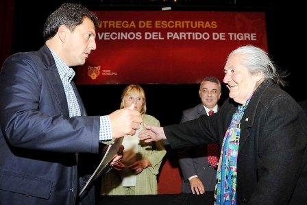 El municipio de Tigre hizo entrega de escrituras a los vecinos del distrito. El municipio de Tigre hizo entrega de escrituras a los vecinos del distrito.