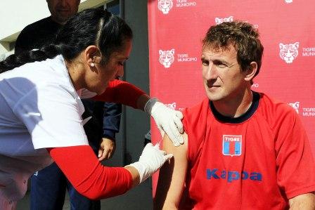 Arruabarrena vacunandose contra la gripe A Arruabarrena vacunandose contra la gripe A