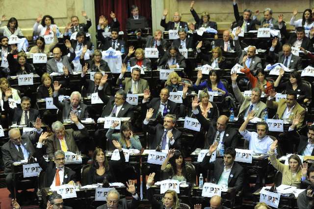 Con rotunda mayoría, Diputados aprobó en general la ley de expropiación de acciones de Repsol en YPF Con rotunda mayoría, Diputados aprobó en general la ley de expropiación de acciones de Repsol en YPF