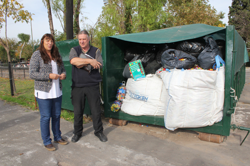 La directora de Educación Ambiental y el titular de Eco Raíces con las tapitas recolectadas La directora de Educación Ambiental y el titular de Eco Raíces con las tapitas recolectadas